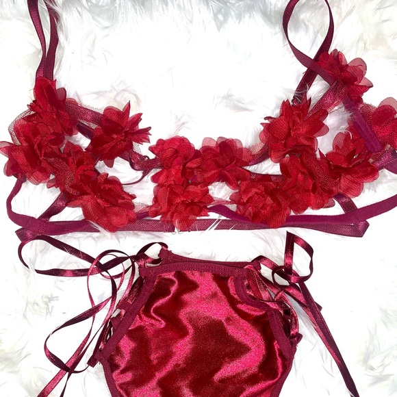 Burgundy lingerie two-piece - Picture 2 of 9
